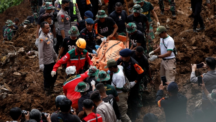 Aumentan muertos tras sismo en Indonesia