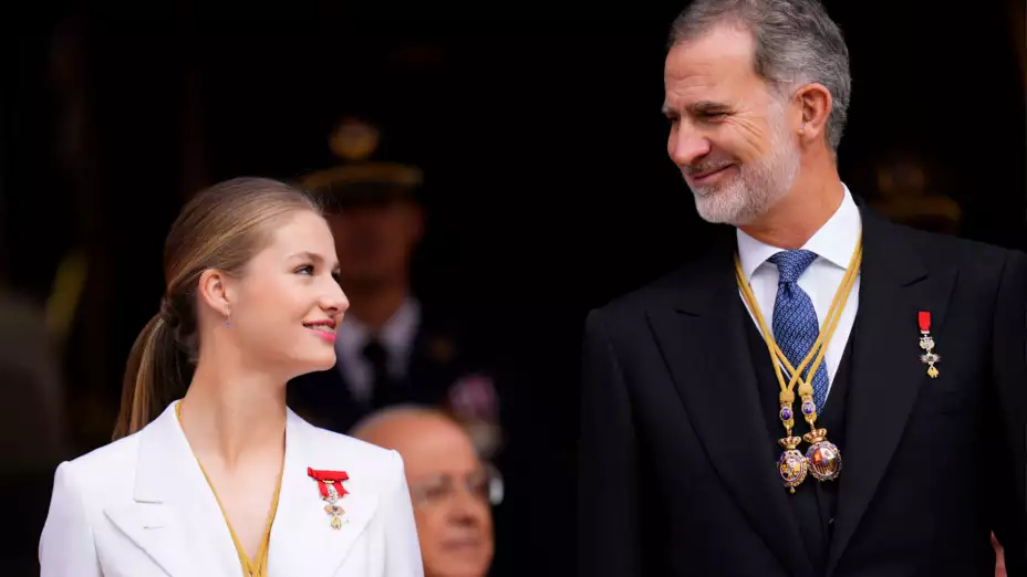 La princesa Leonor con su padre, el rey de España, Felipe VI.