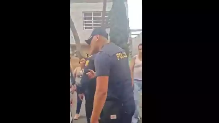 (VIDEO) Desarman a policías