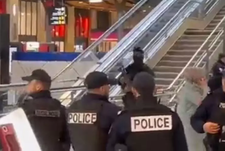 Policías en zona acordonada de estación de París, tras ataque.
