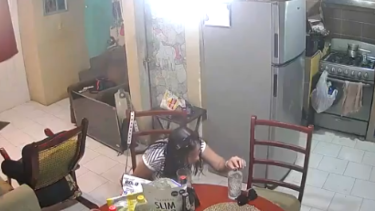 Pareja droga y roba a adulto mayor en su propia casa en Apodaca