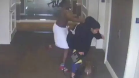Filtran video del rapero Sean ‘Diddy’ Combs agrediendo a su expareja 1.jpg