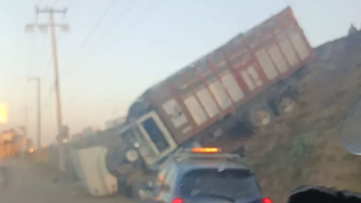 Tráiler cayó a barranco tras accidente sobre la autopista Puebla–Acatzingo hoy: Caos en caseta de Amozoc