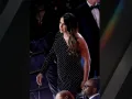 Karla Sofía Gascón no desfiló por la alfombra roja de los Oscars y se le captó llegar a su lugar muy seria. | Foto: Kevin Winter/Getty Images
