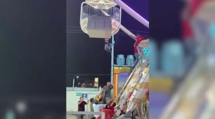 nino-colgado-en-rueda-la-fortuna-feria-torreon-coahuila-2026