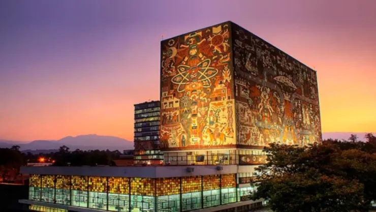 El edificio principal de la UNAM, la Biblioteca Central, un ícono arquitectónico y cultural ubicado en el campus de Ciudad Universitaria.