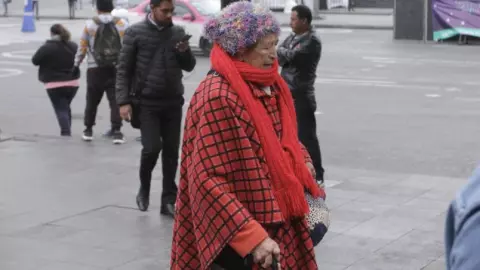 Mujer de la tercera edad caminando en la CDMX