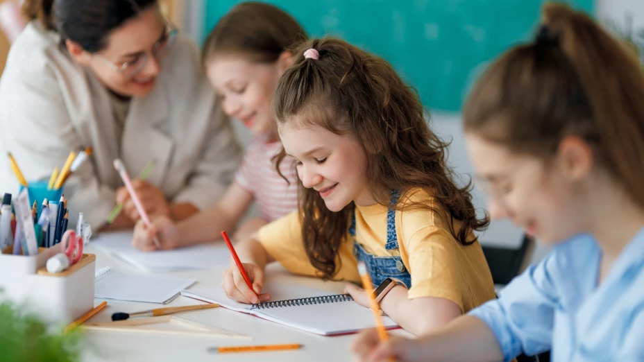 Una maestra enseña a sus alumnas.