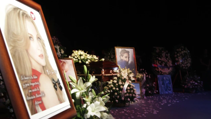 Con aplausos y música de mariachi despiden a Edith González