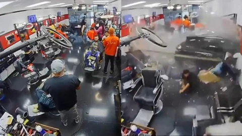 El choque de la camioneta contra la barbería quedó captado en video.
