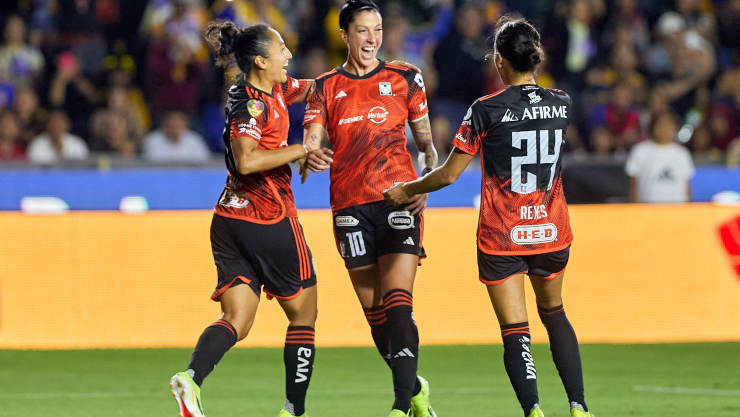 Jenni Hermoso festeja gol con Tigres Femenil