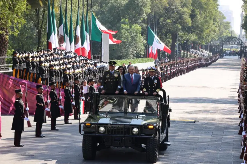 AMLO devela placa por los 200 años del Heroico Colegio Militar