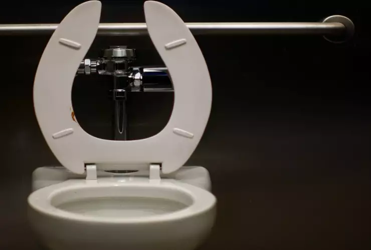 Hombre-va-al-baño-por-horas-se-le-sale-intestino