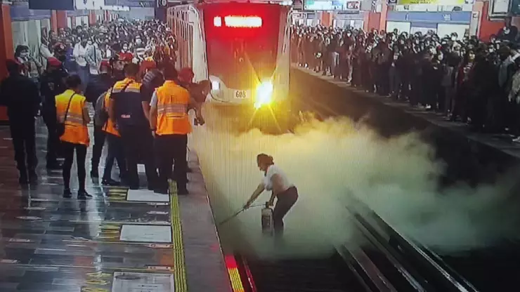 Metro CDMX exhorta a usuarios a evitar dejar caer objetos de las vías 