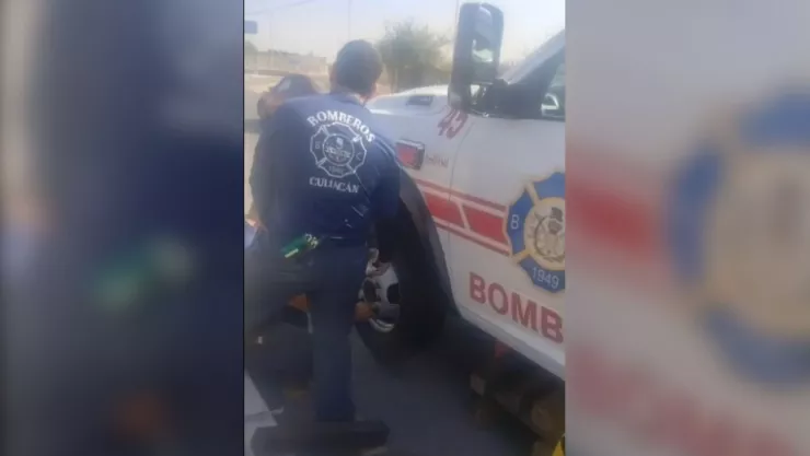 Camión de bomberos se daña por ponchallantas en Culiacán. .jpg