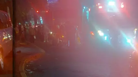 Hombre atropella a su esposa