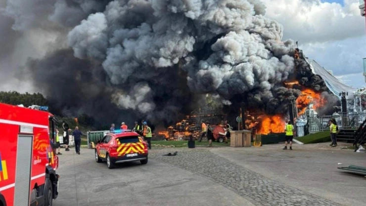 El escenario principal del festival Tomorrowland, destruido por un incendio.
