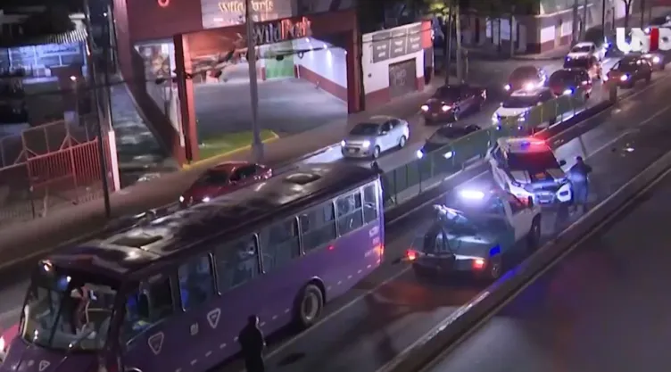 Choque entre autobús y camioneta deja dos heridos en Xochimilco.