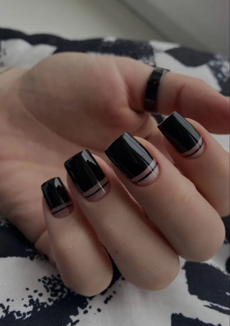 11 ideas de uñas negras que se ven elegantes para usarlas en marzo de 2026