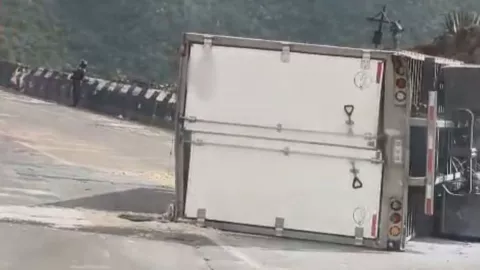 Accidente paralizó tráfico sobre la carretera Puebla-Córdoba hoy: Tráiler volcó en Maltrata