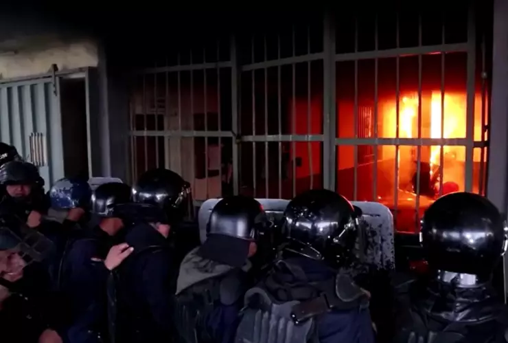 Presos incendian cárcel más grande de Paraguay y toman a guardias y mujeres como rehenes