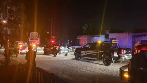 Fuerte incendio en Umán deja un hombre atrapado dentro de su vivienda; esto se sabe