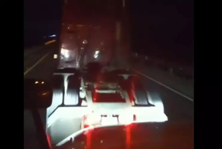 Transportista embiste a tráiler para evitar asalto en la autopista Puebla-Orizaba