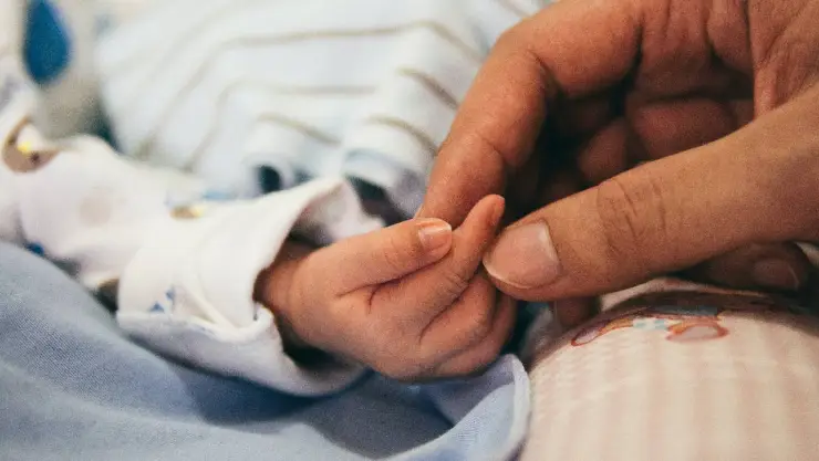 Arrestan a mamá adolescente TIRÓ a su bebé a la basura