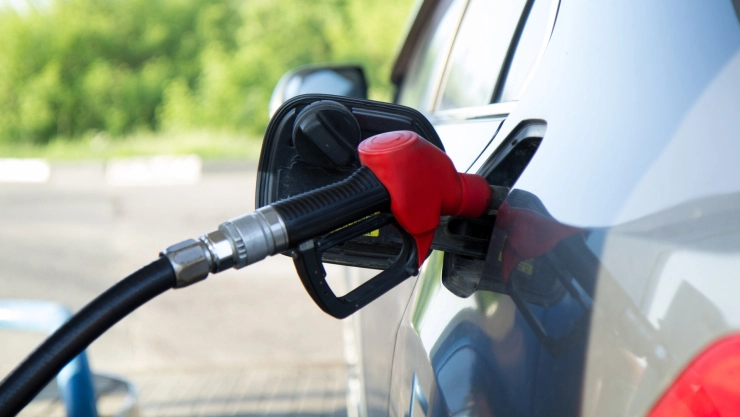 Manguera de gasolina cargando tanque de un coche