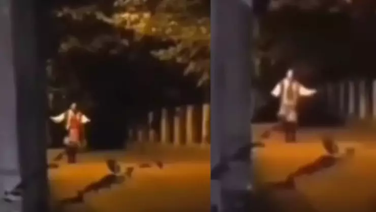 VIDEO La viejita que baila y si te le quedas viendo te mata