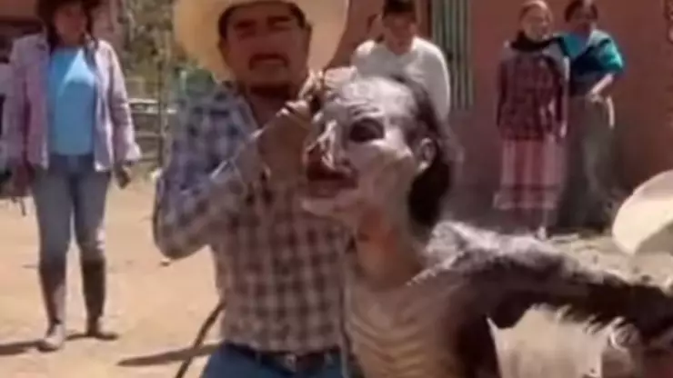 VIDEO | Pobladores capturan a una presunta bruja casi esquelética y con el rostro irreconocible