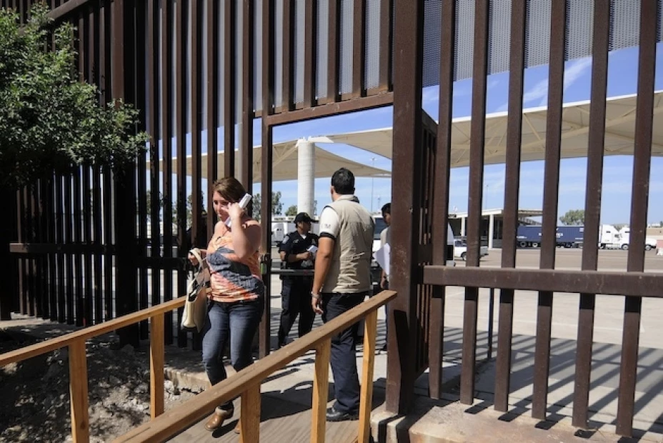 Estados Unidos evalúa propuesta para cobrar a automovilistas, peatones y pasajeros que crucen por sus fronteras