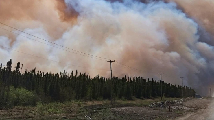 Incendios en Manitoba Canadá mayo 2025.jpg