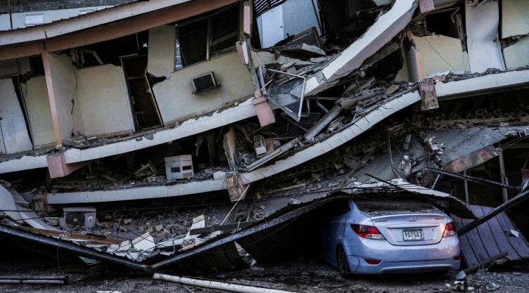 Un automóvil yace aplastado bajo los escombros de un edificio derrumbado tras un terremoto cerca de la costa sur de Panamá, en Penonomé, Panamá, 10 de octubre de 2026.