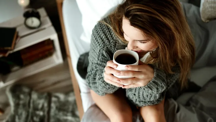 La psicología explica por qué hay personas que necesitan tomar café por la mañana después de despertar