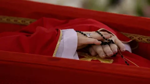 Papa Francisco en su féretro