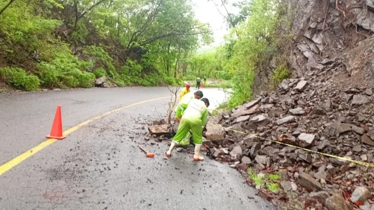 Reportan derrumbes en la carretera Melaque-Puerto Vallarta