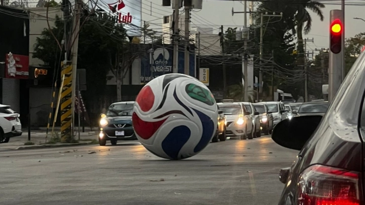 Balón gigante sale VOLANDO en Prologanción de Paseo de Montejo tras fuertes lluvias