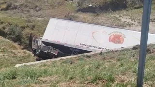 FOTO: Tráiler quedó al fondo de barranco tras fuerte accidente en la carretera Calpulalpan-Apizaco hoy