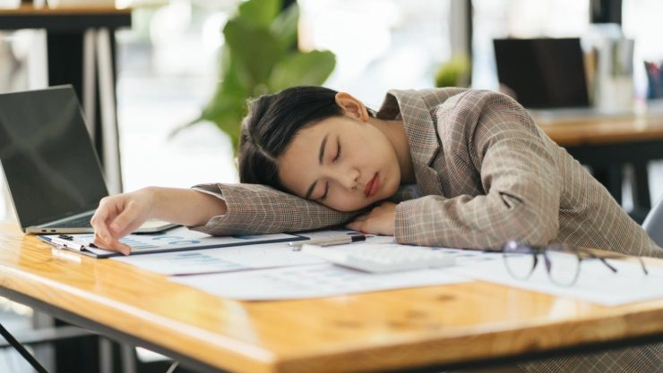 Empresa de Jap&oacute;n lanza pol&eacute;mica c&aacute;psula para dormir de pie en el trabajo.jpg
