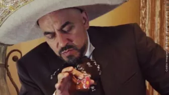 Lupillo Rivera con tequilita en mano..jpg