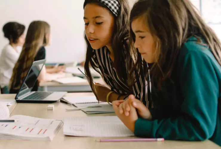 niñas en la escuela 
