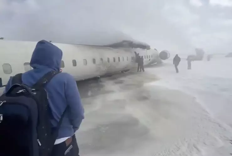 Confirman el número de personas que viajaban en el avión accidentado hoy en Toronto.jpg