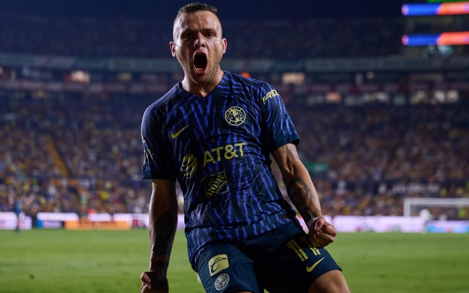 Jonathan Rodríguez celebra un gol con América