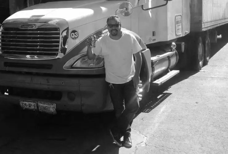 Sonrics Chihuahua chofer tráiler.jpg