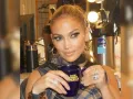 JLo bebiendo café..jpg