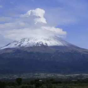 Popocatépetl amanece con nube lenticular: Qué es y por qué se forma