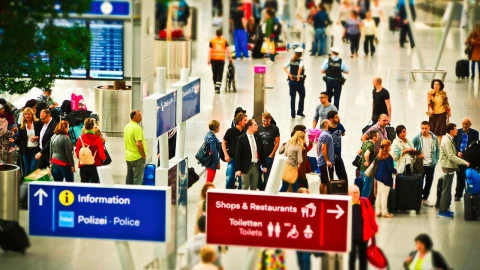 Tomar agua antes de volar es uno de los tips para viajar en avión por primera vez
