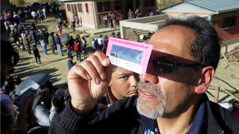 Un hombre probó gafas especiales para ver el eclipse total de sol en La Paz