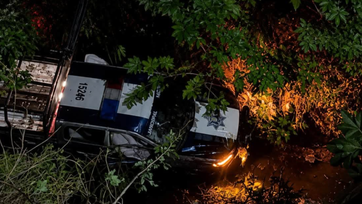 Patrulla de Texmelucan termina al fondo de barranca